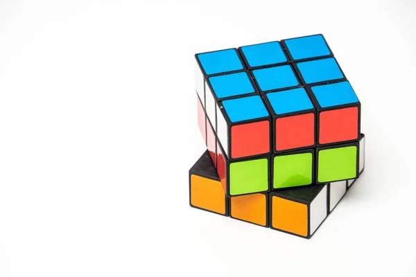 Renkli Rubik küpbeyaz arka plan üzerinde izole 