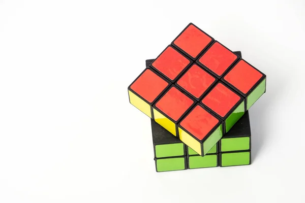Renkli Rubik küpbeyaz arka plan üzerinde izole 