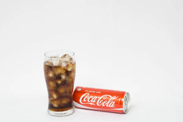 Coca Cola Vermelha Vidro Com Cubos Gelo Isolados Sobre Fundo — Fotografia de Stock