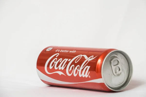 Rode Coca Cola Kan Geïsoleerd Worden Een Witte Achtergrond — Stockfoto
