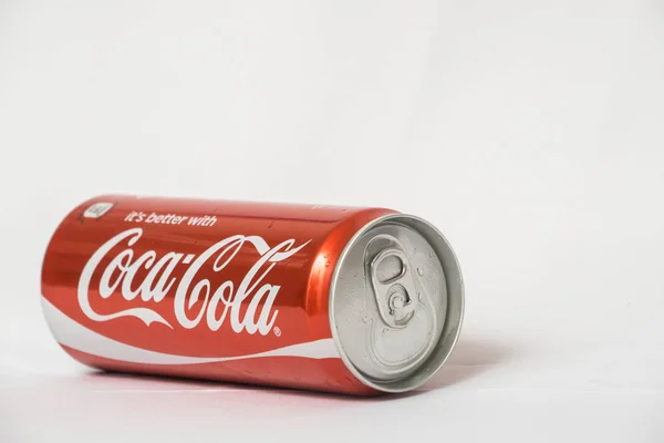 Rote Coca Cola Dose Isoliert Auf Weißem Hintergrund — Stockfoto