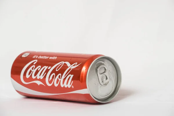 Bílém Pozadí Může Izolovat Red Coca Cola — Stock fotografie