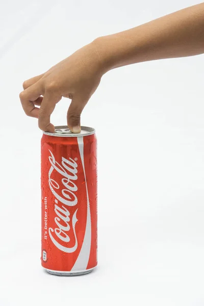 Мальчик Открывает Банку Кока Колы Белом Фоне — стоковое фото