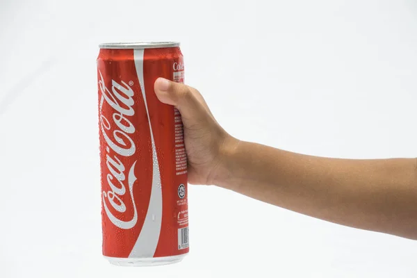 Fechar Vista Menino Segurando Coca Cola Lata Mão Sobre Fundo — Fotografia de Stock