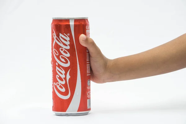 Близький Погляд Хлопчика Холдинг Coca Cola Може Руці Над Білим — стокове фото