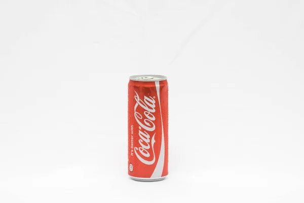 红色古柯可乐可以隔离在白色背景上 — 图库照片