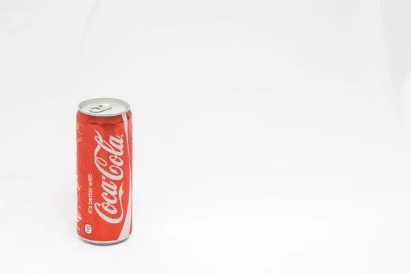 Lata Cola Coca Roja Aislada Sobre Fondo Blanco — Foto de Stock