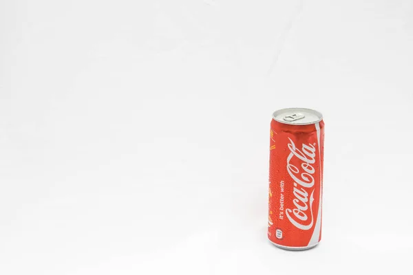 Lata Cola Coca Roja Aislada Sobre Fondo Blanco — Foto de Stock