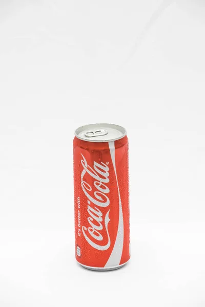 Lata Cola Coca Roja Aislada Sobre Fondo Blanco — Foto de Stock