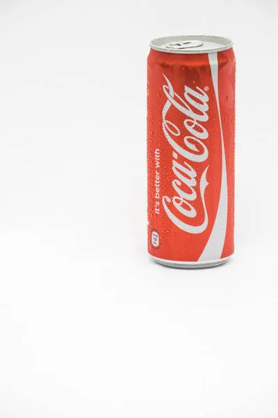 Красная Банка Кока Колы Белом Фоне — стоковое фото