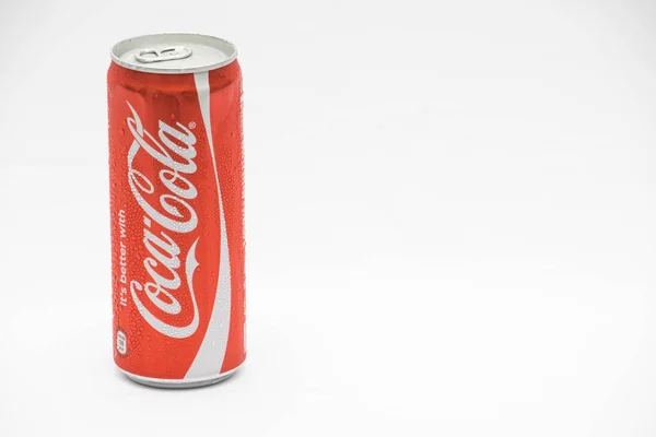 Coca Cola Vermelha Pode Isolado Fundo Branco — Fotografia de Stock