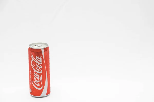 Lata Cola Coca Roja Aislada Sobre Fondo Blanco —  Fotos de Stock