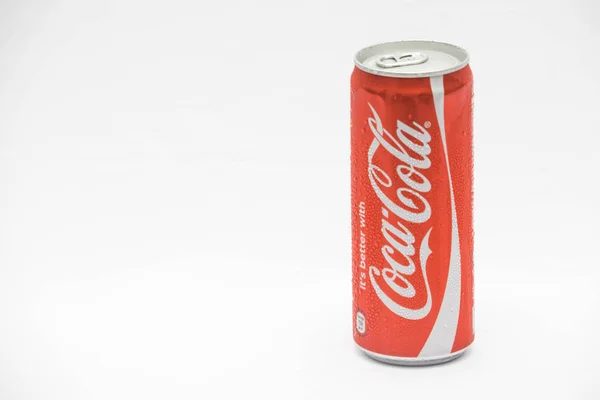 Lata Cola Coca Roja Aislada Sobre Fondo Blanco —  Fotos de Stock