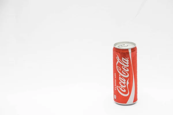 Bílém Pozadí Může Izolovat Red Coca Cola — Stock fotografie