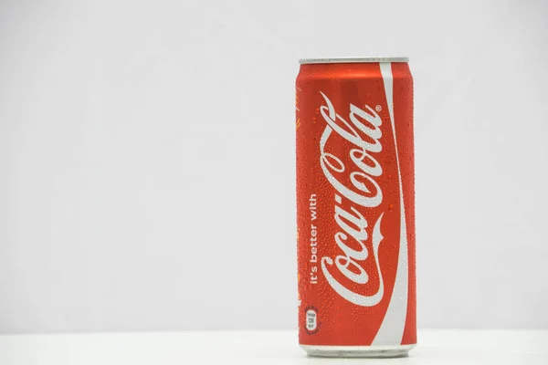 Bílém Pozadí Může Izolovat Red Coca Cola — Stock fotografie
