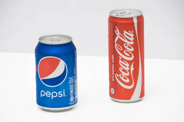 Latas Pepsi Coca Cola Aisladas Sobre Fondo Blanco — Foto de Stock