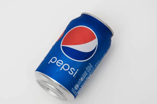 Pepsi Biru Dapat Diisolasi Pada Latar Belakang Putih — Stok Foto