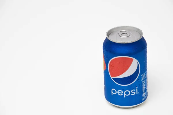 Lata Pepsi Azul Aislada Sobre Fondo Blanco —  Fotos de Stock