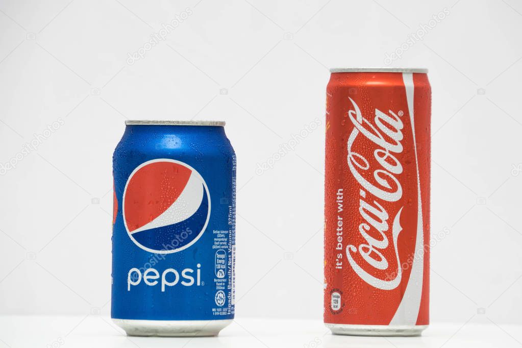 Latas De Pepsi Y Coca Cola Aisladas Sobre Fondo Blanco