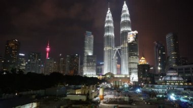 Kuala Lumpur, Malezya - 24 Aralık Civarı: 24 Aralık 2015'te Kuala Lumpur'da geceleyin Petronas İkiz Kuleleri. Petronas İkiz Kuleleri 1998'den 2004'e kadar dünyanın en yüksek binaları (452 m) idi..