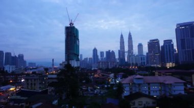 Kuala Lumpur, Malezya - 24 Aralık Civarı: 24 Aralık 2015'te Kuala Lumpur'da geceleyin Petronas İkiz Kuleleri. Petronas İkiz Kuleleri 1998'den 2004'e kadar dünyanın en yüksek binaları (452 m) idi..