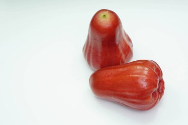 Beyaz arka planda olgun kırmızı yerel jambu hava meyveleri 