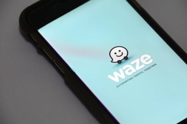 Akıllı telefon masada..