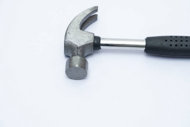 Beyaz arka planda siyah saplı metal çekiç 