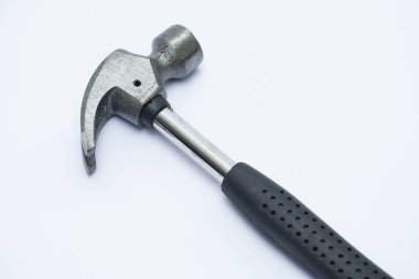 Beyaz arka planda siyah saplı metal çekiç 