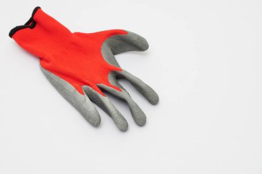Beyaz arka planda izole edilmiş kırmızı koruyucu eldiven 