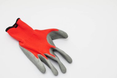 Beyaz arka planda izole edilmiş kırmızı koruyucu eldiven 