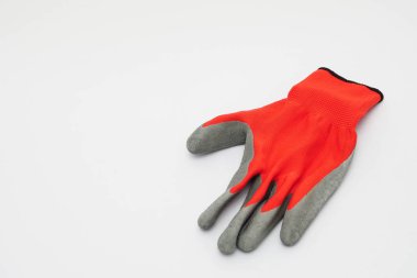 Beyaz arka planda izole edilmiş kırmızı koruyucu eldiven 