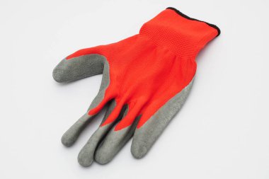 Beyaz arka planda izole edilmiş kırmızı koruyucu eldiven 