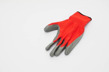 Beyaz arka planda izole edilmiş kırmızı koruyucu eldiven 