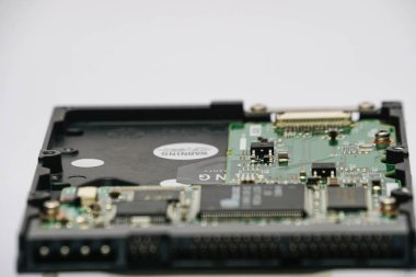 Beyaz arka plan üzerinde izole edilmiş bilgisayar mikrodevresinin yakın görünümü 