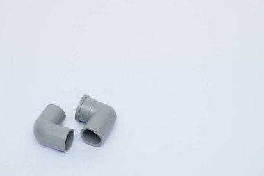 Beyaz arka planda izole edilmiş gri boru bükümleri 