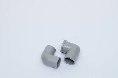 Beyaz arka planda izole edilmiş gri boru bükümleri 