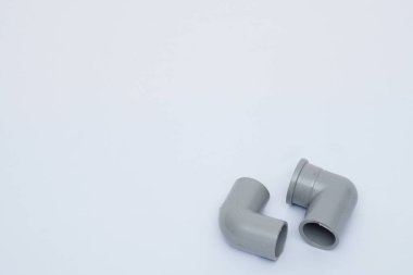 Beyaz arka planda izole edilmiş gri boru bükümleri 