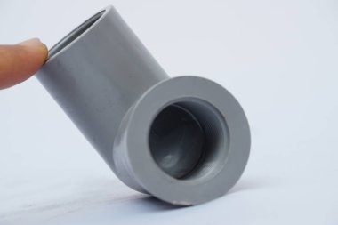 Beyaz arka planda izole edilmiş gri boru büküm 