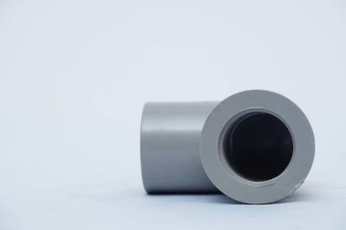 Beyaz arka planda izole edilmiş gri boru büküm 