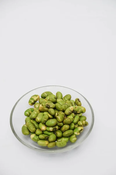 Droge Groene Bonen Glazen Kom Witte Achtergrond — Stockfoto