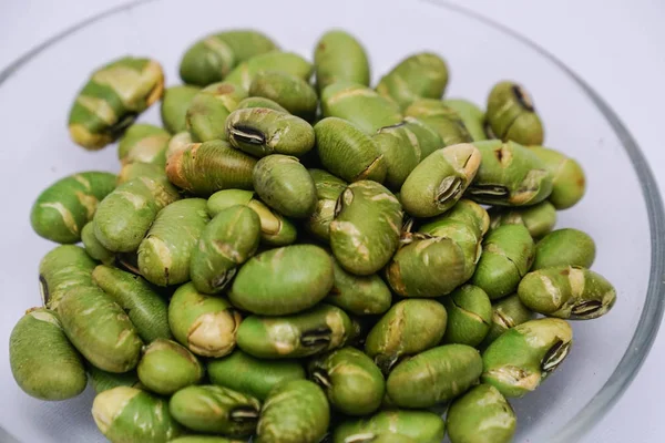 Droge Groene Bonen Glazen Kom Witte Achtergrond — Stockfoto