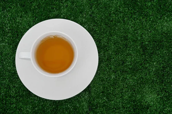 Świeża Aromatyczna Herbata Białej Filiżance Zielonym Tle Trawy — Zdjęcie stockowe