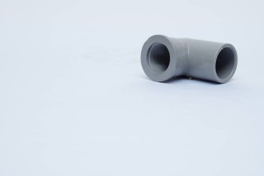 Beyaz arka planda izole edilmiş gri boru büküm 
