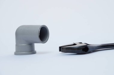 Beyaz arka planda izole Metal siyah anahtar ve boru büküm 