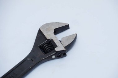 Metal siyah spanner beyaz arka plan üzerinde izole 