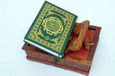 Müslüman Coran beyaz arka plan üzerinde ahşap kitap standı 