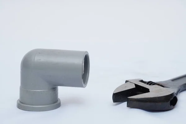 Beyaz arka planda izole Metal siyah anahtar ve boru büküm 