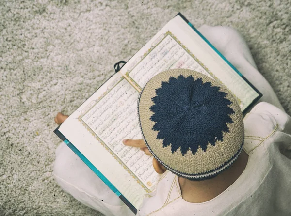 Vista Superior Niño Leyendo Coran Libro Sobre Alfombra Beige — Foto de Stock