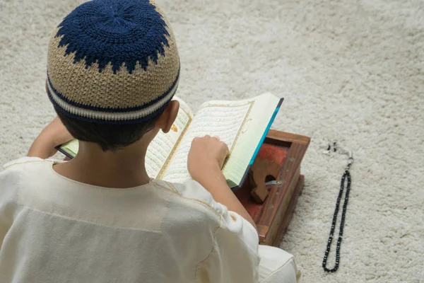 Vista Superior Niño Leyendo Coran Libro Sobre Alfombra Beige — Foto de Stock